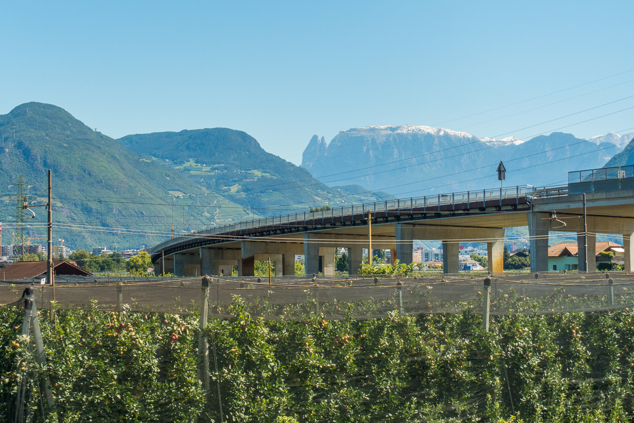 Über der Autobahnbrücke sieht man den Schlern