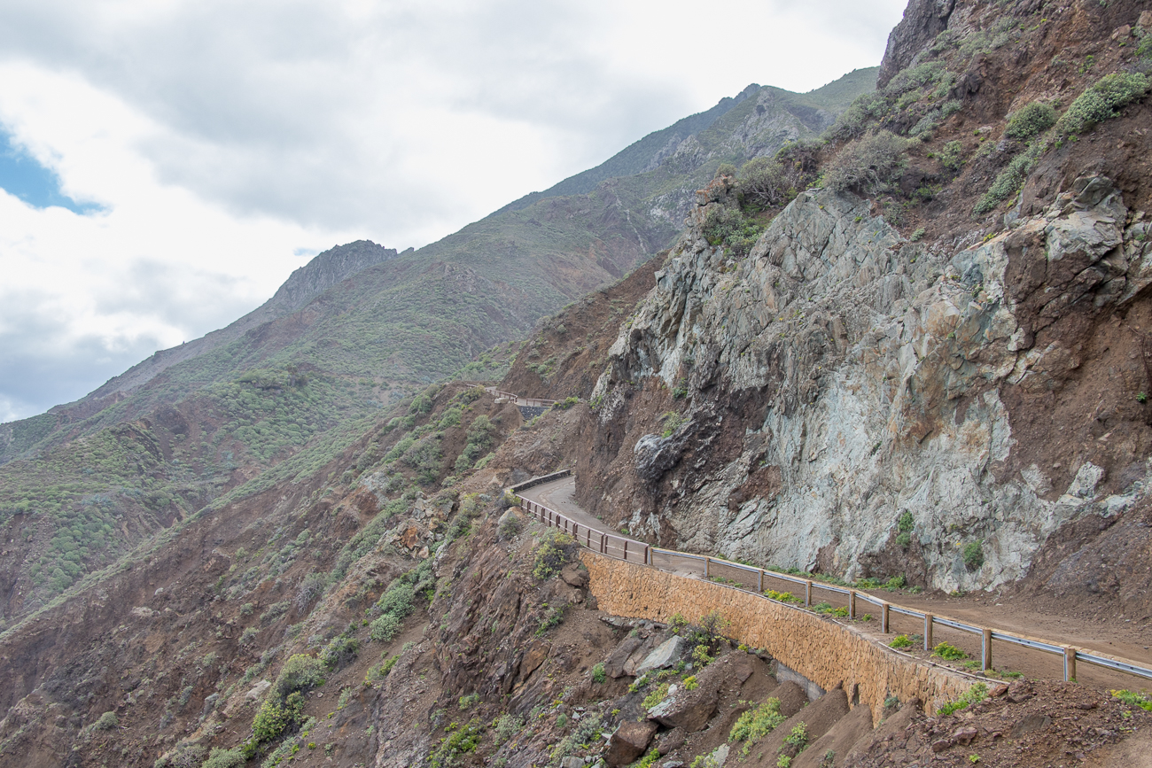 Zunächst führt ein breiter Weg an der Küste entlang 
