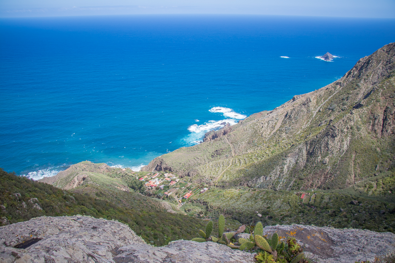 Blick vom Felsen in die Tiefe ... 