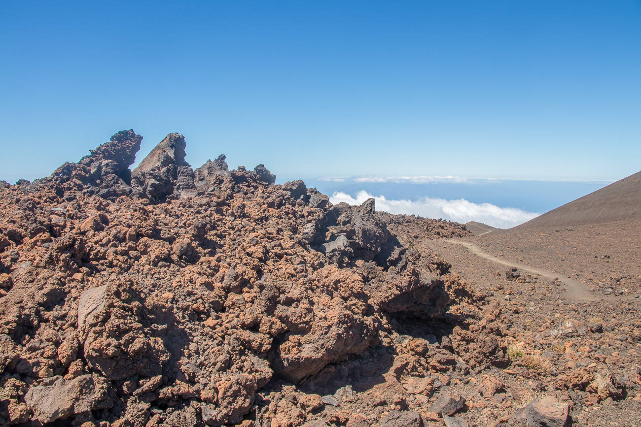 Schroffes Gestein und kühler Wind 