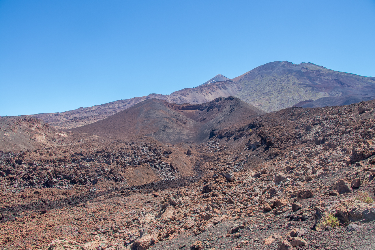 Seitlich aufgebrochener Vulkankegel 
