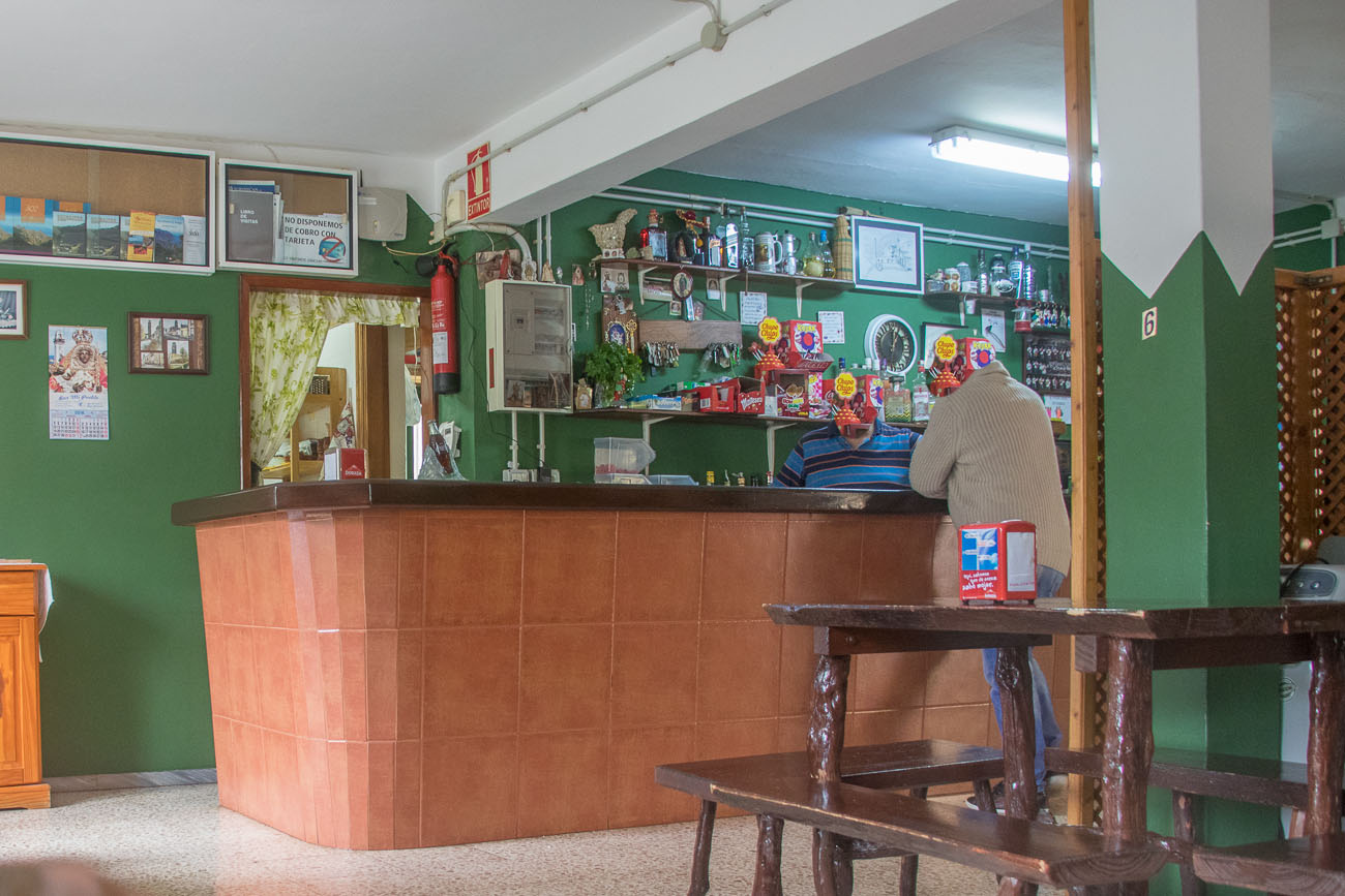 Kaffeepause in einem Örtchen (Personen unkenntlich gemacht) 