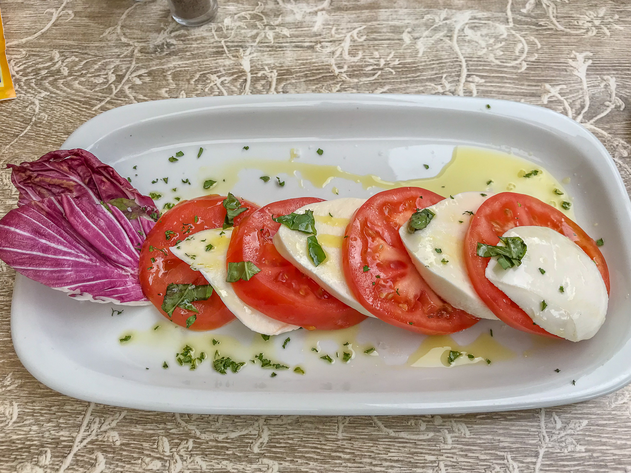 Auch etwas Tomaten und Käse finden ihren Besitzer