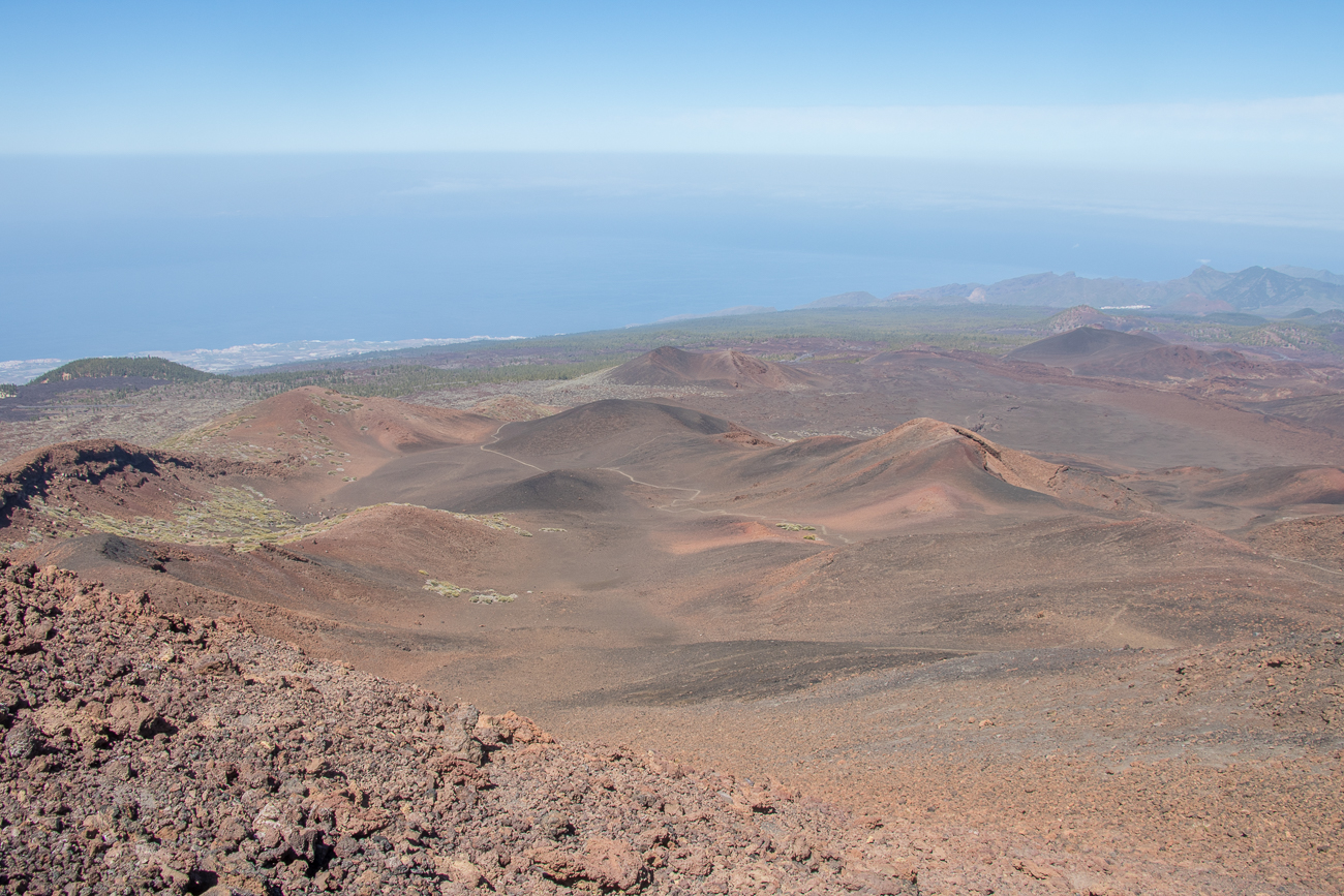 Unter uns lauter kleine Vulkankegel 