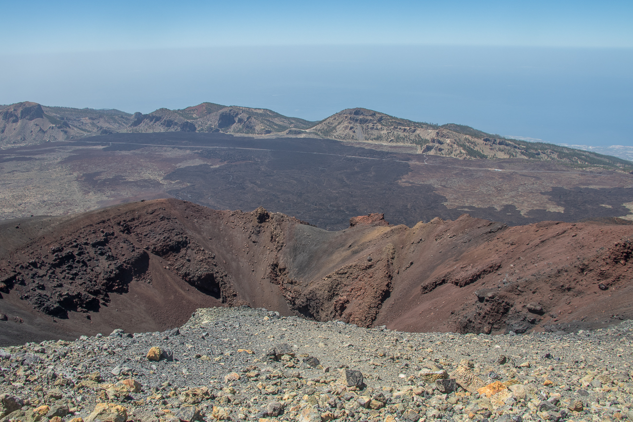 Unterwegs kommen wir an einem "kleineren" Vulkantrichter vorbei 