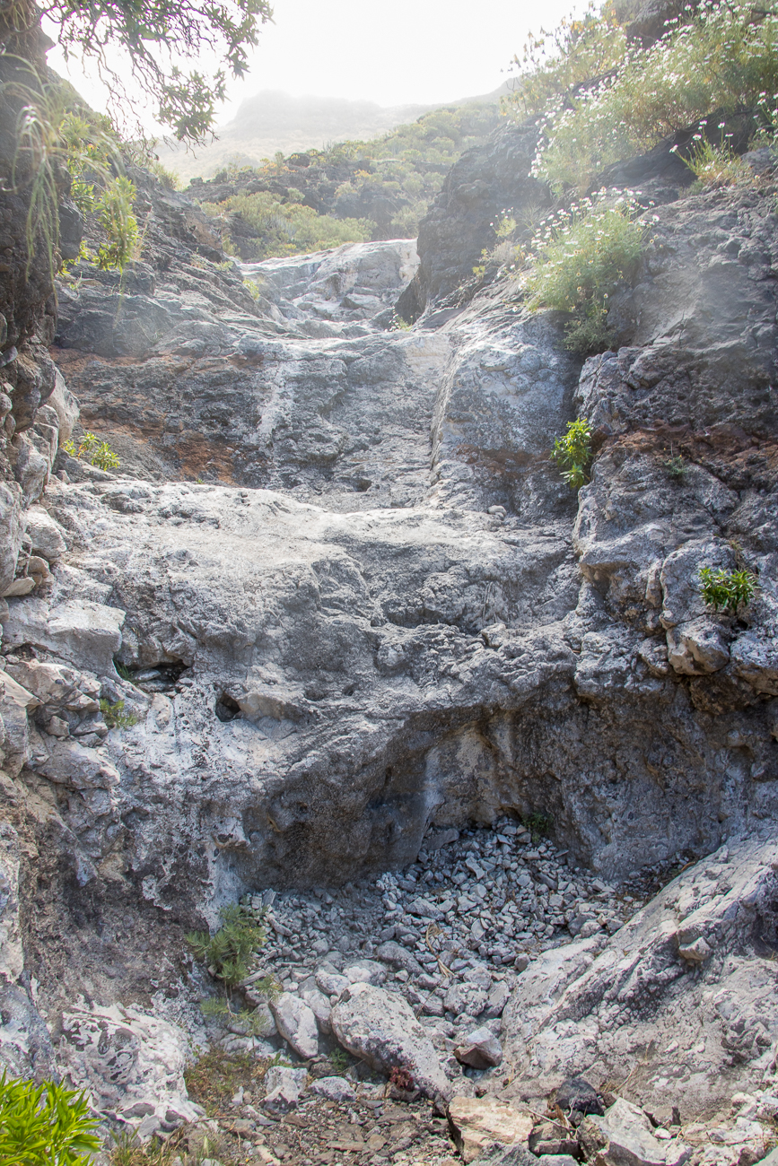 Diesen trockenen Wasserfall mussten wir hinab klettern 