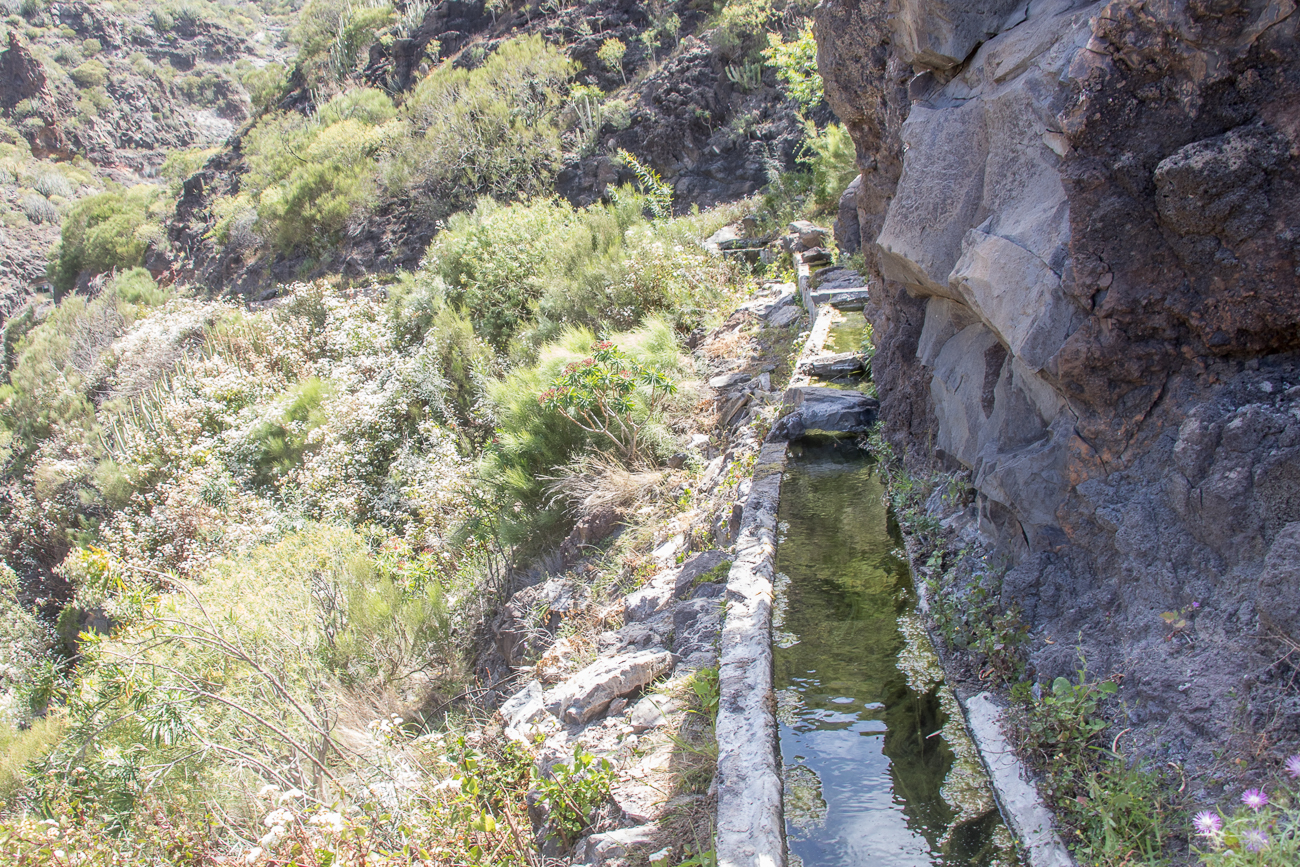 Nun geht es an einem Wasserkanal entlang - Versuch einer Alternativstrecke 
