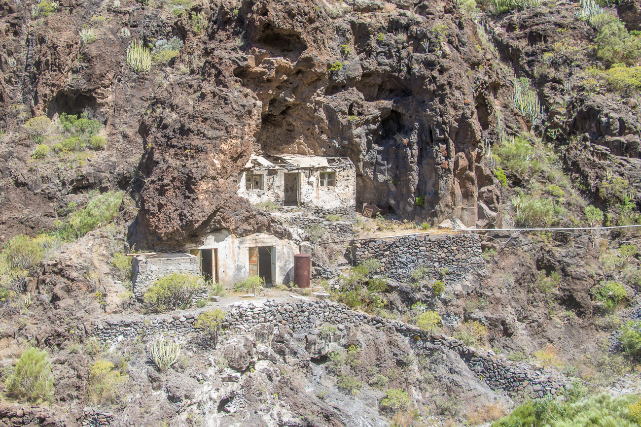 Gegenüber steht eine Ruine