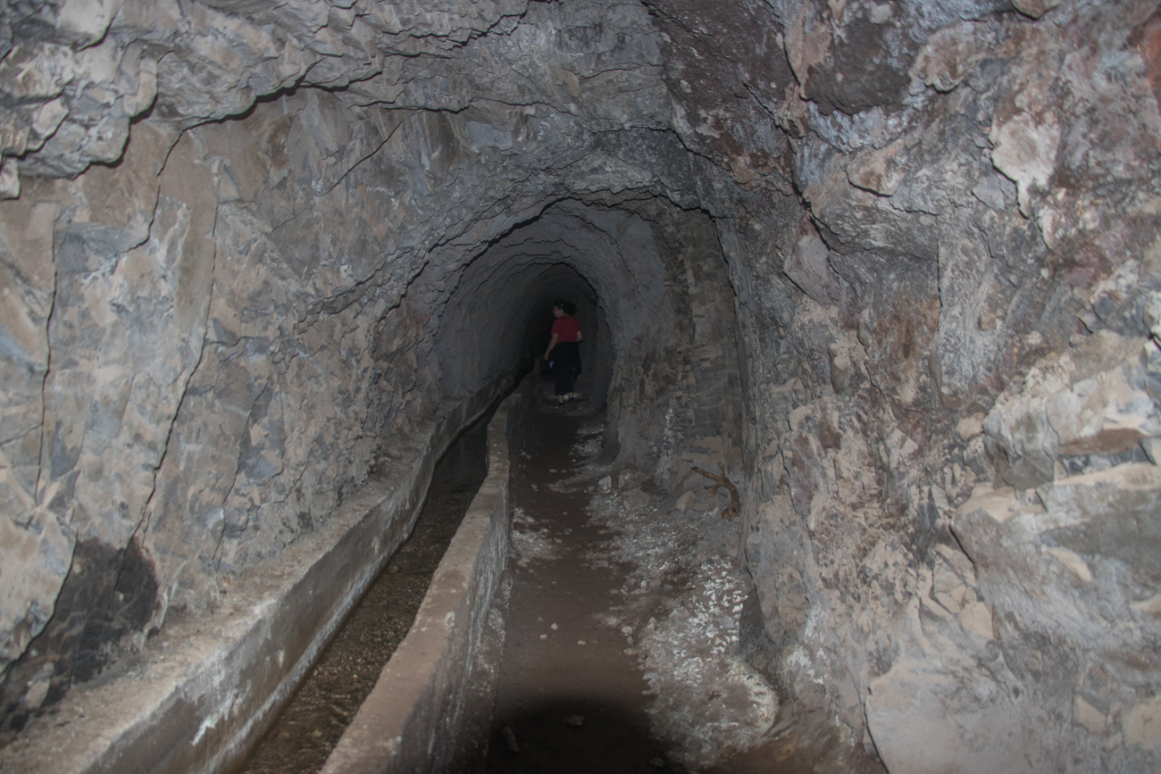 In diesem Tunnel ist eine Wasserleitung 