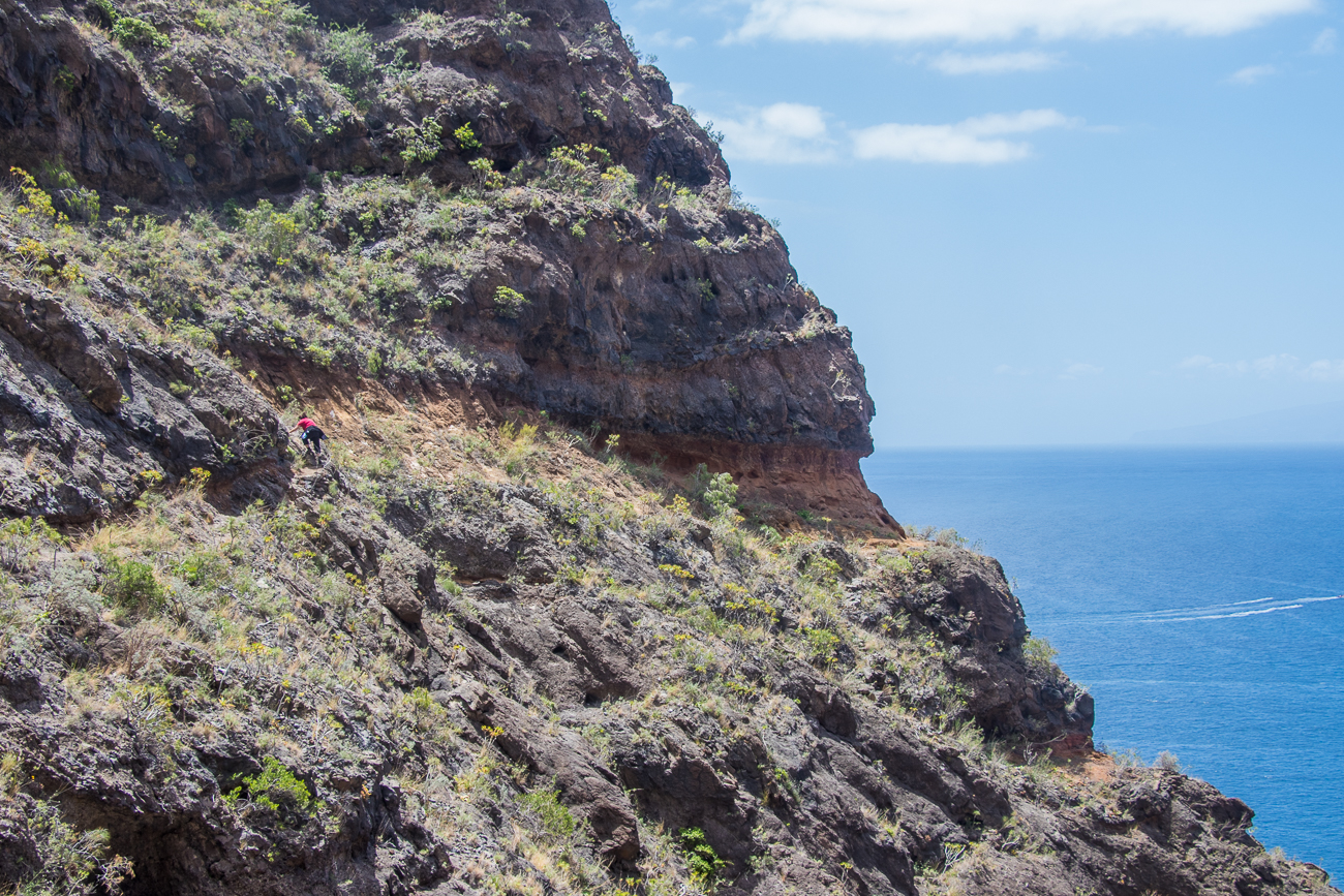 Ein schmaler Pfad mit einigen Klettereinlagen führt direkt an der Steilküste entlang 