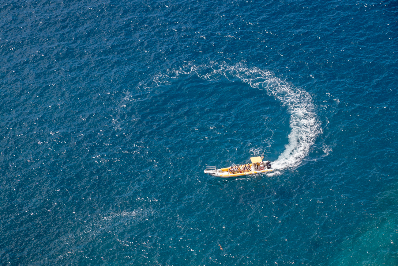 ... unter uns ein Ausflugsboot 