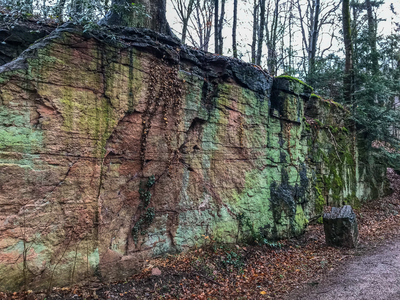 Kupferablagerungen an einer Felswand bei der Wolfsschlucht 