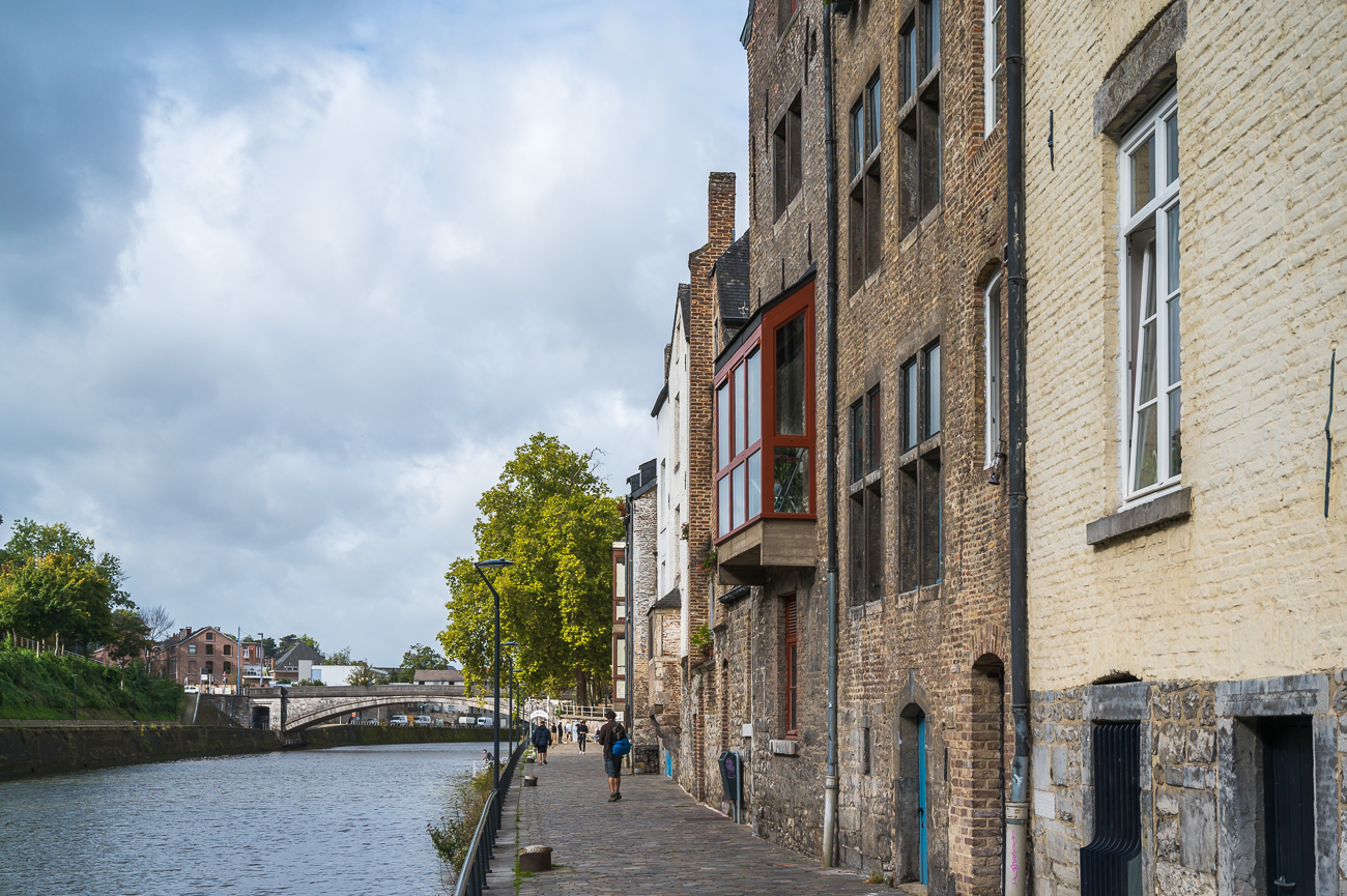 Häuserzeile an der Maas