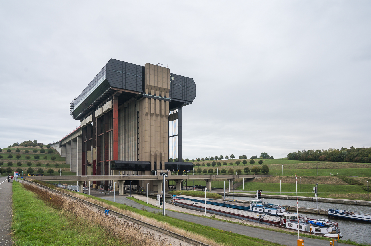 Das elektromechanische Schiffshebewerk Strépy-Thieu bei km 11,466 des Canal du Centre dient seit 2002 dazu, den Höhenunterschied zwischen der Region Mons und der Nordsee zu überwinden,
und ersetzt das benachbarte Hebewerk mit seinen vier hydraulischen Aufzügen. Es gilt als eines der größten Schiffshebewerke der Welt.