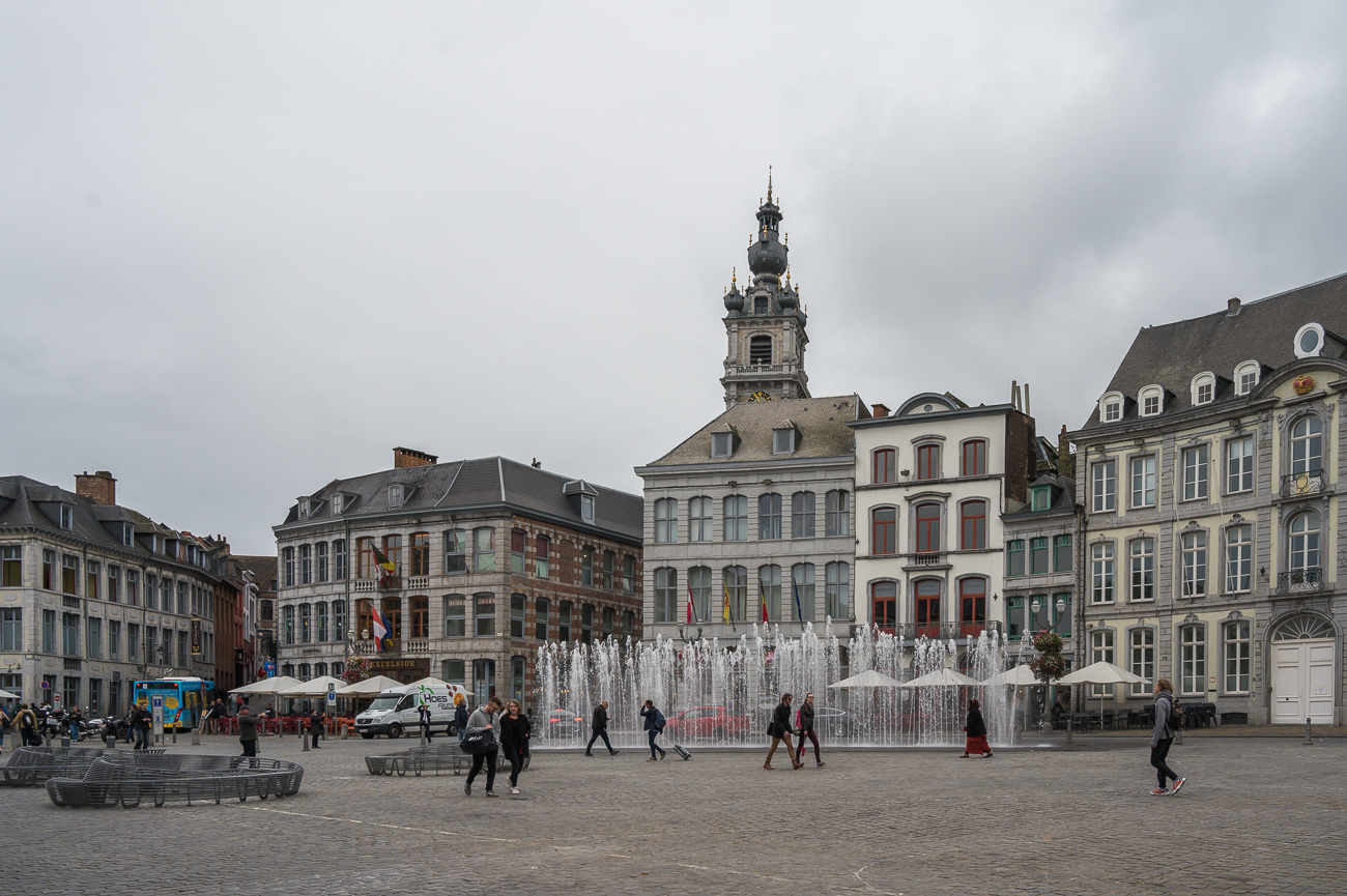 Auf dem Marktplatz, zum Regen noch der Springbrunnen ;-) 