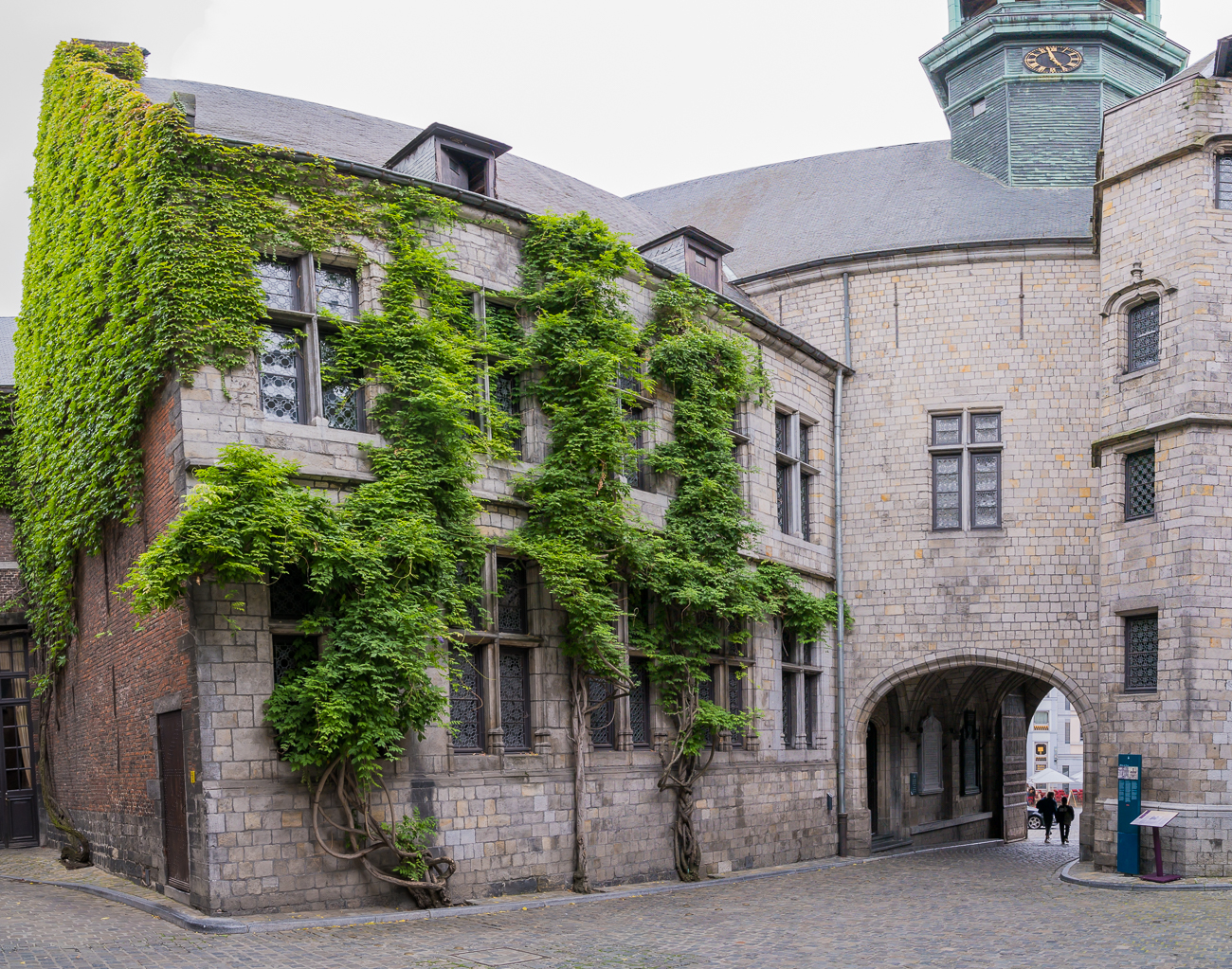 ... führt zum Hinterhof des Rathauses ...