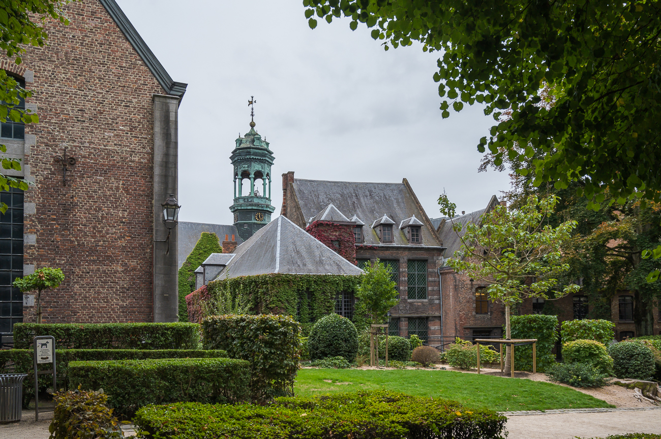 ... der wiederum hinter einer Kirche endet 