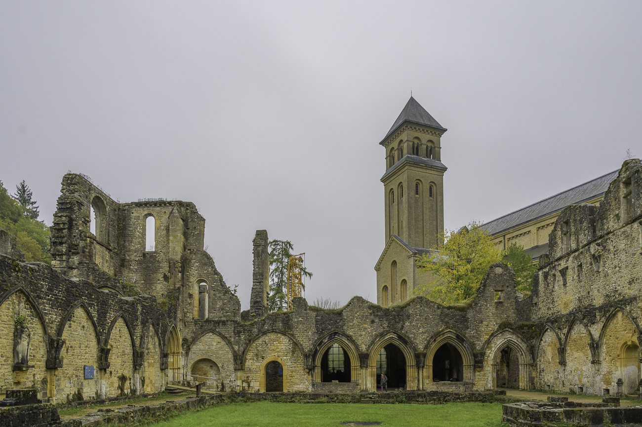 Die Ruinen des alten Teils, dahinter der neue Teil