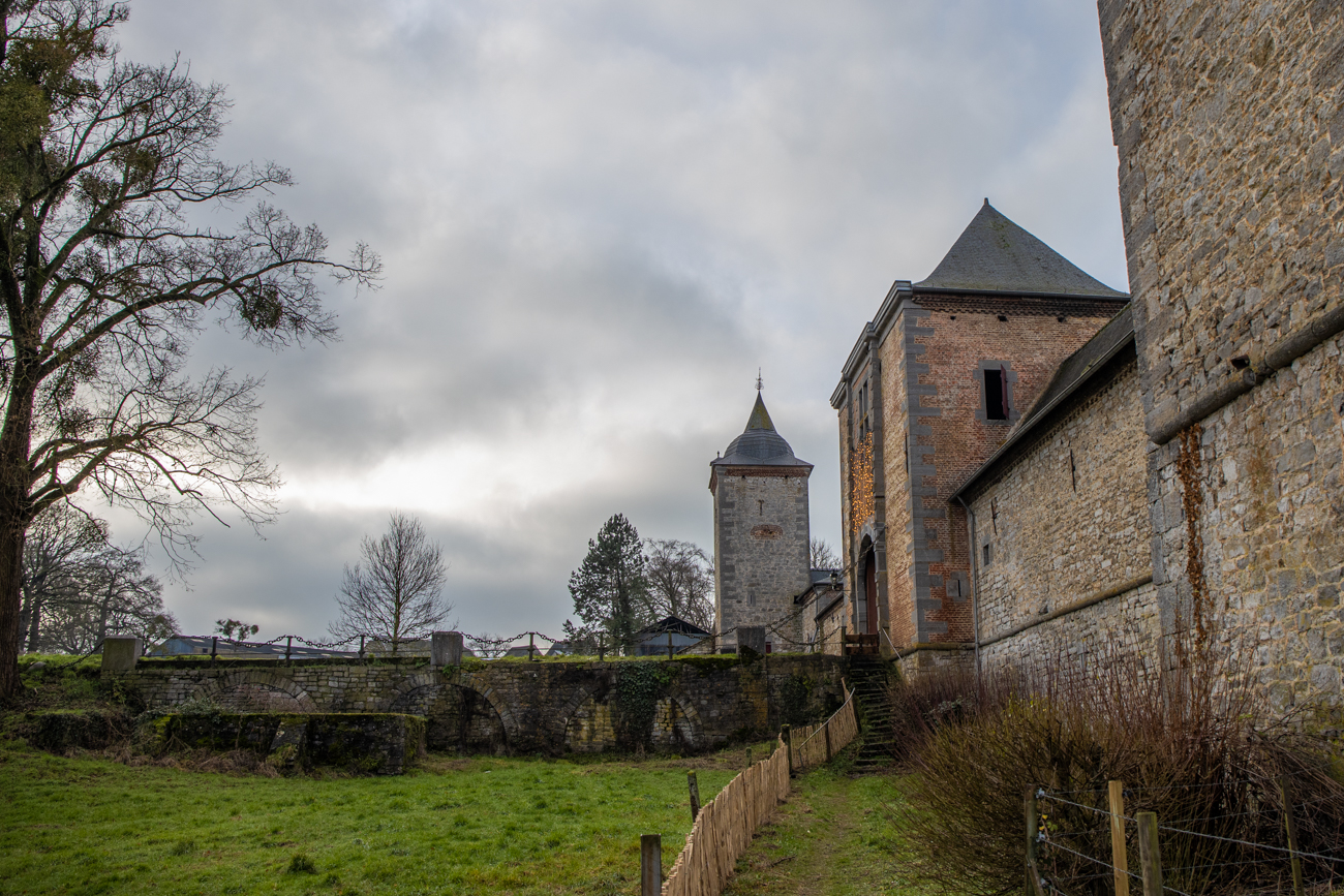 Ein kleiner Weg führt zum Tor des Schlossbauernhofs ...