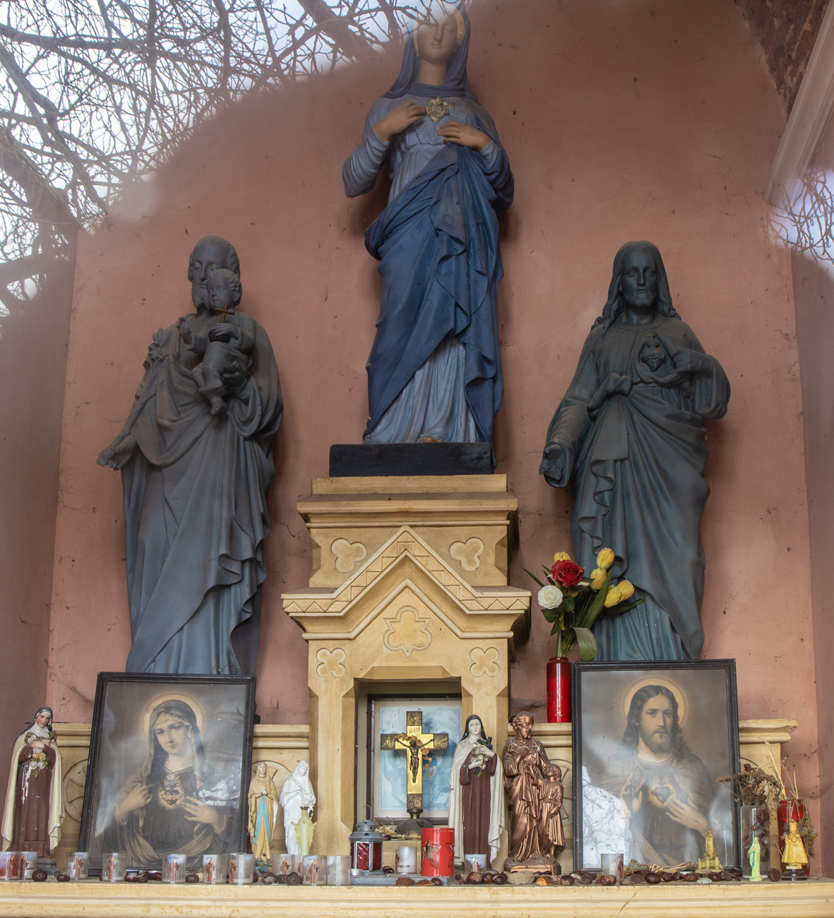 Blick durch das spiegelnde Fenster