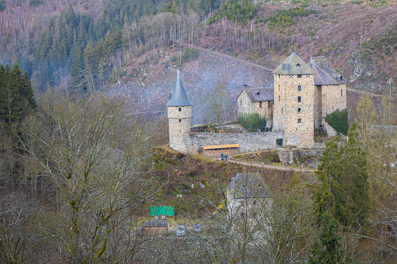 Blick auf die Burg Reinhardstein ...