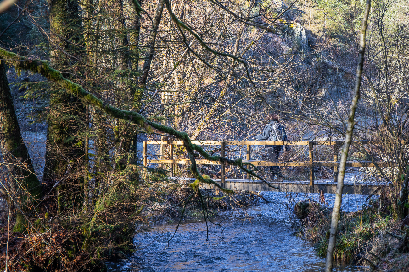Mehrmals überqueren wir das Gewässer ...
