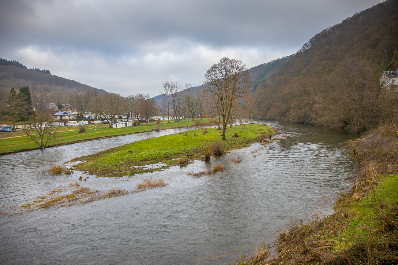Der Fluss La Semois ist über die Ufer getreten