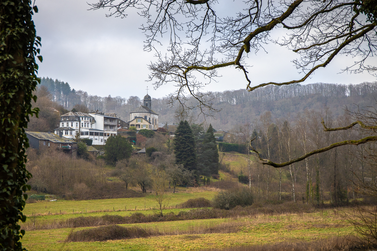 Von der Kirche des Örtchens Frahan tönt moderne Musik herüber