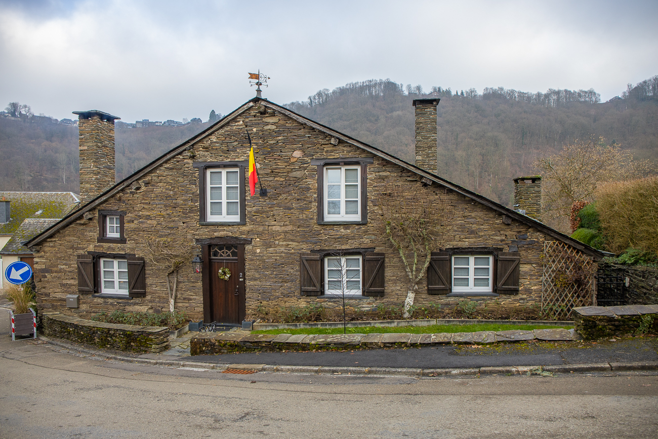 Flaches Haus im Dorf