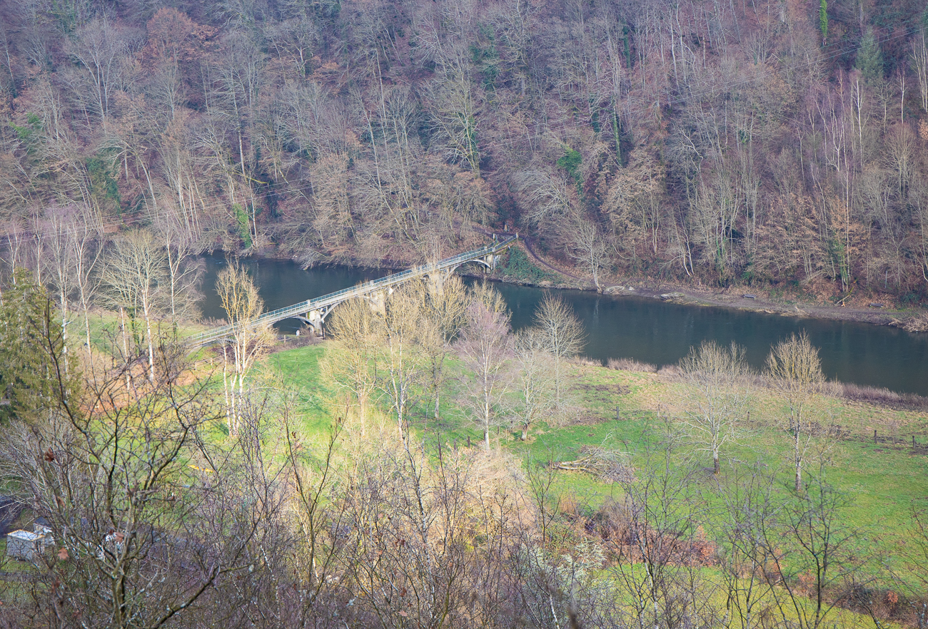 ... und die Brücke sehen, die wir überquert haben