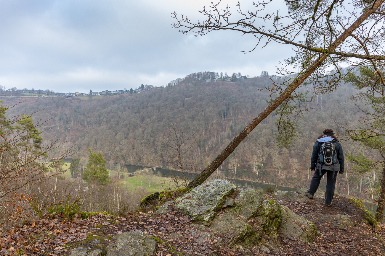 Von den Felsen aus kann man ins Tal schauen ...
