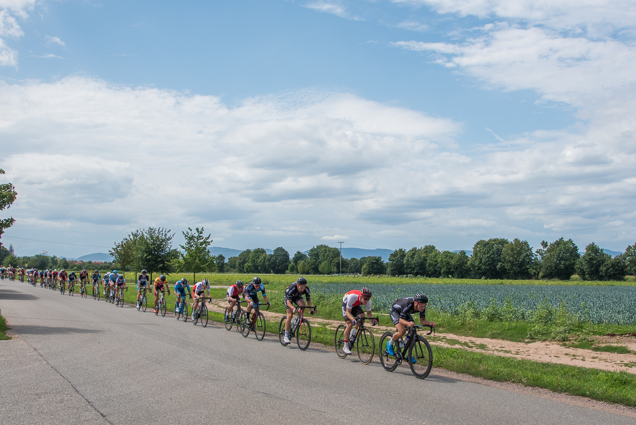 ... kreuzt sich mehrmals ... 