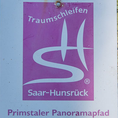 Kennzeichnung des Premiumwanderwegs Primstaler Panoramapfad