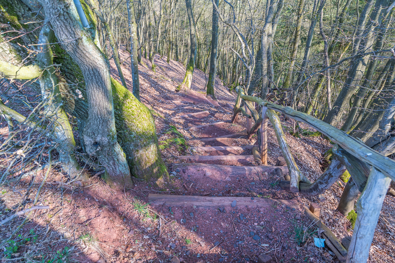 Auf Stufen geht es nun bergab