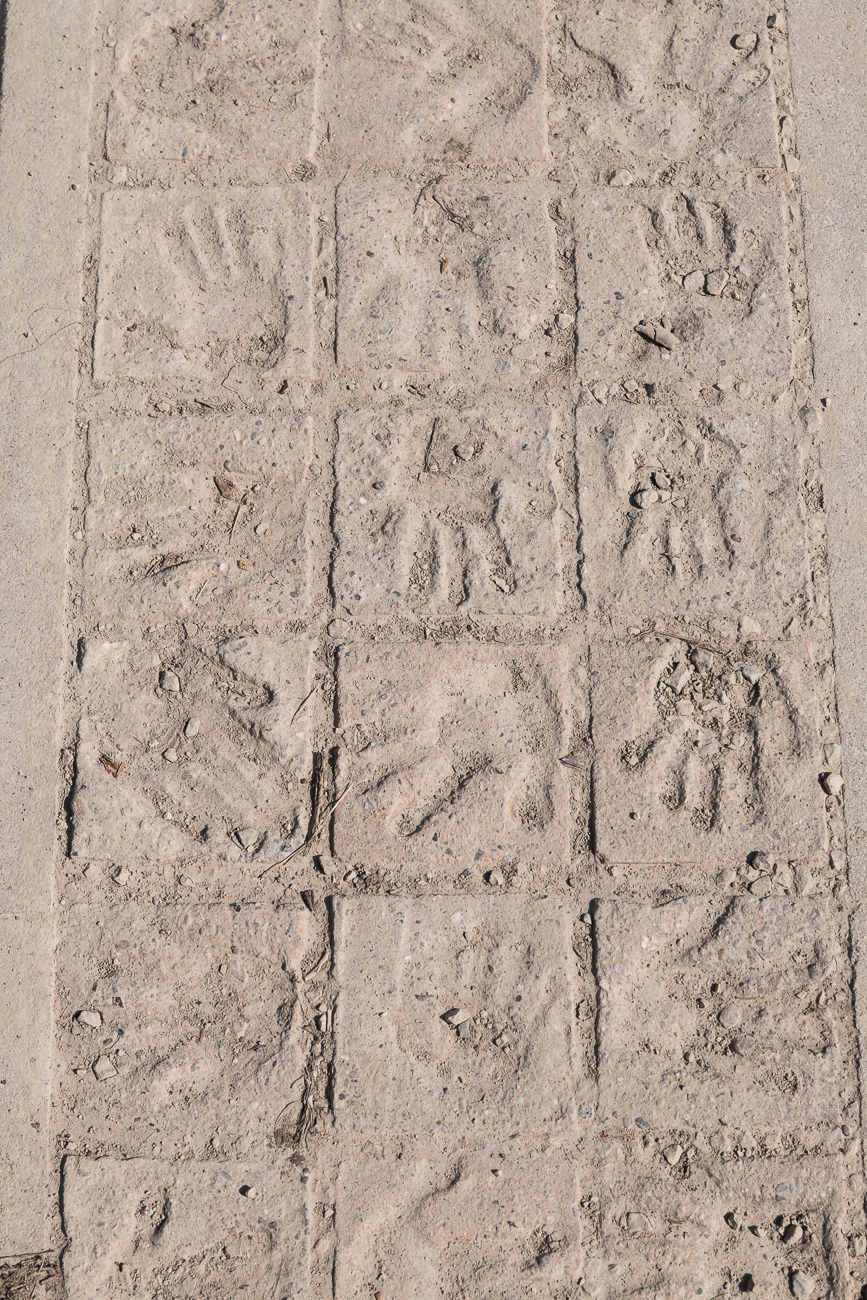 Kinderhände in Beton