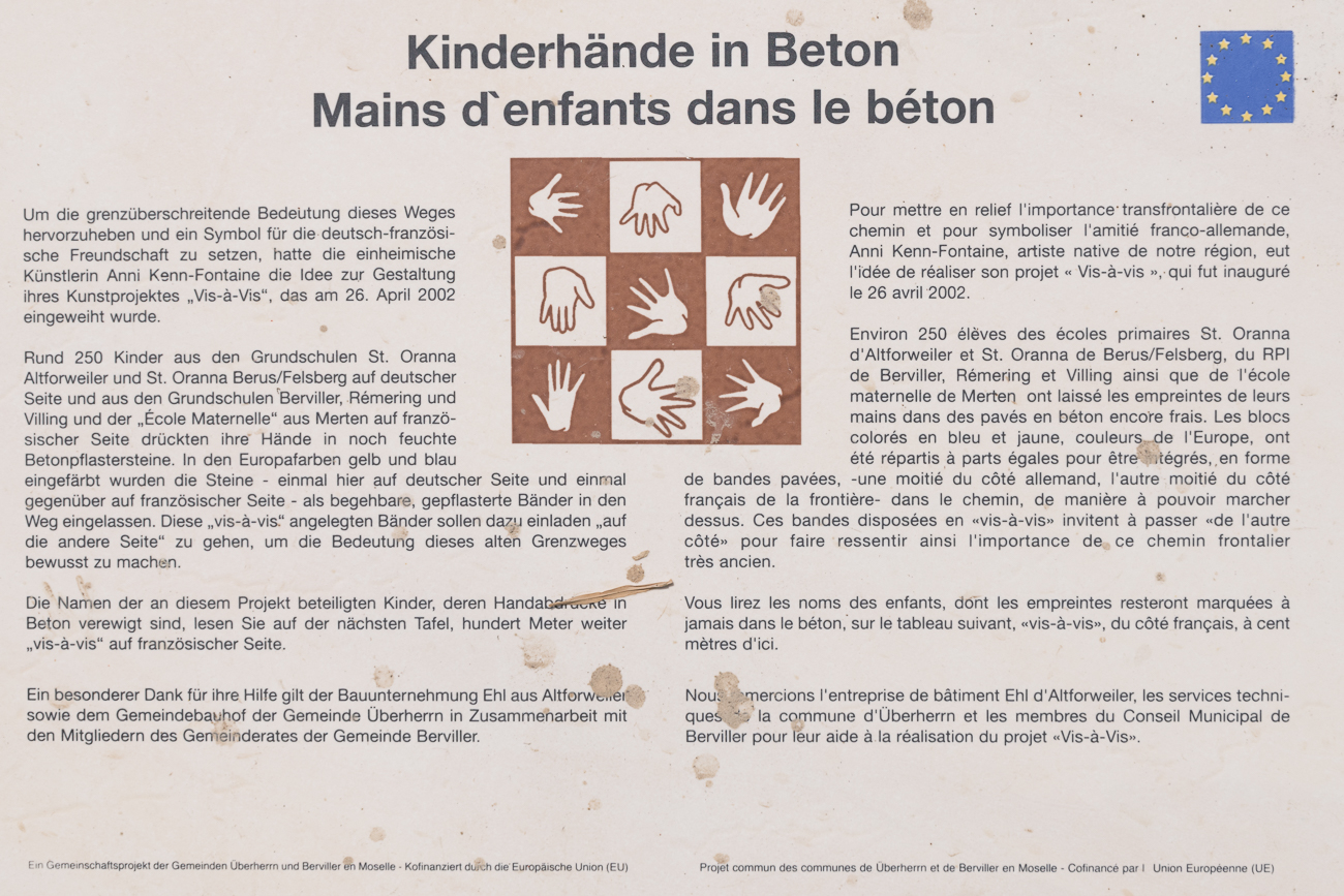 Infos zu Kinderhände in Beton