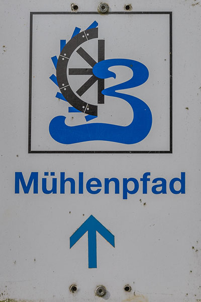 Kennzeichnung des Premiumwanderwegs Mühlenpfad