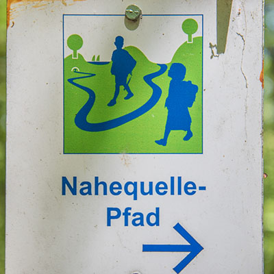 Kennzeichnung des Premiumwanderwegs Nahequelle-Pfad