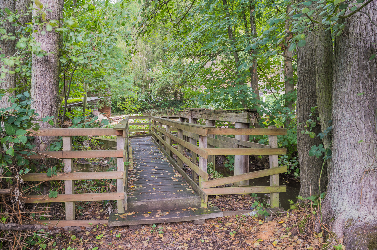 Brücke über dem Wehr vor der Sägemühle