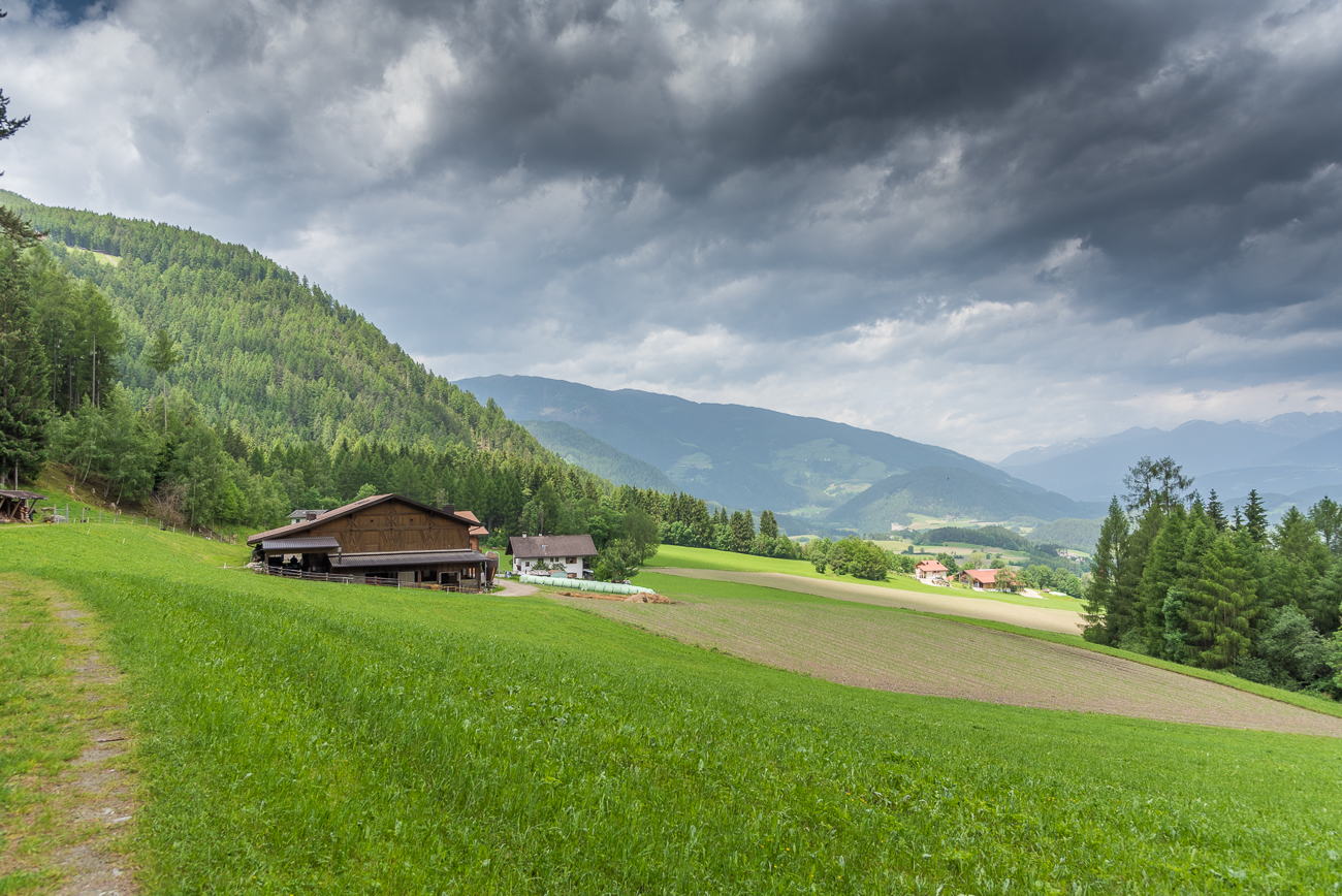 Bauernhof unter Wolken