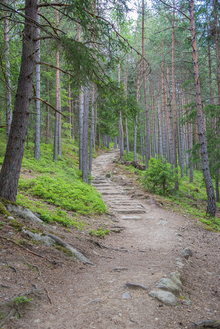 Steile Treppen führen den Berg hinauf