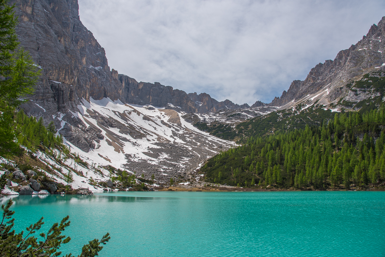 Er liegt schön in einem engen Kessel