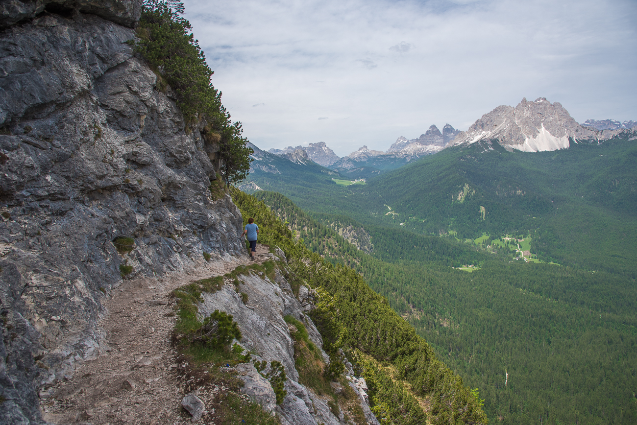 Nun geht es rechts steil hinab ...