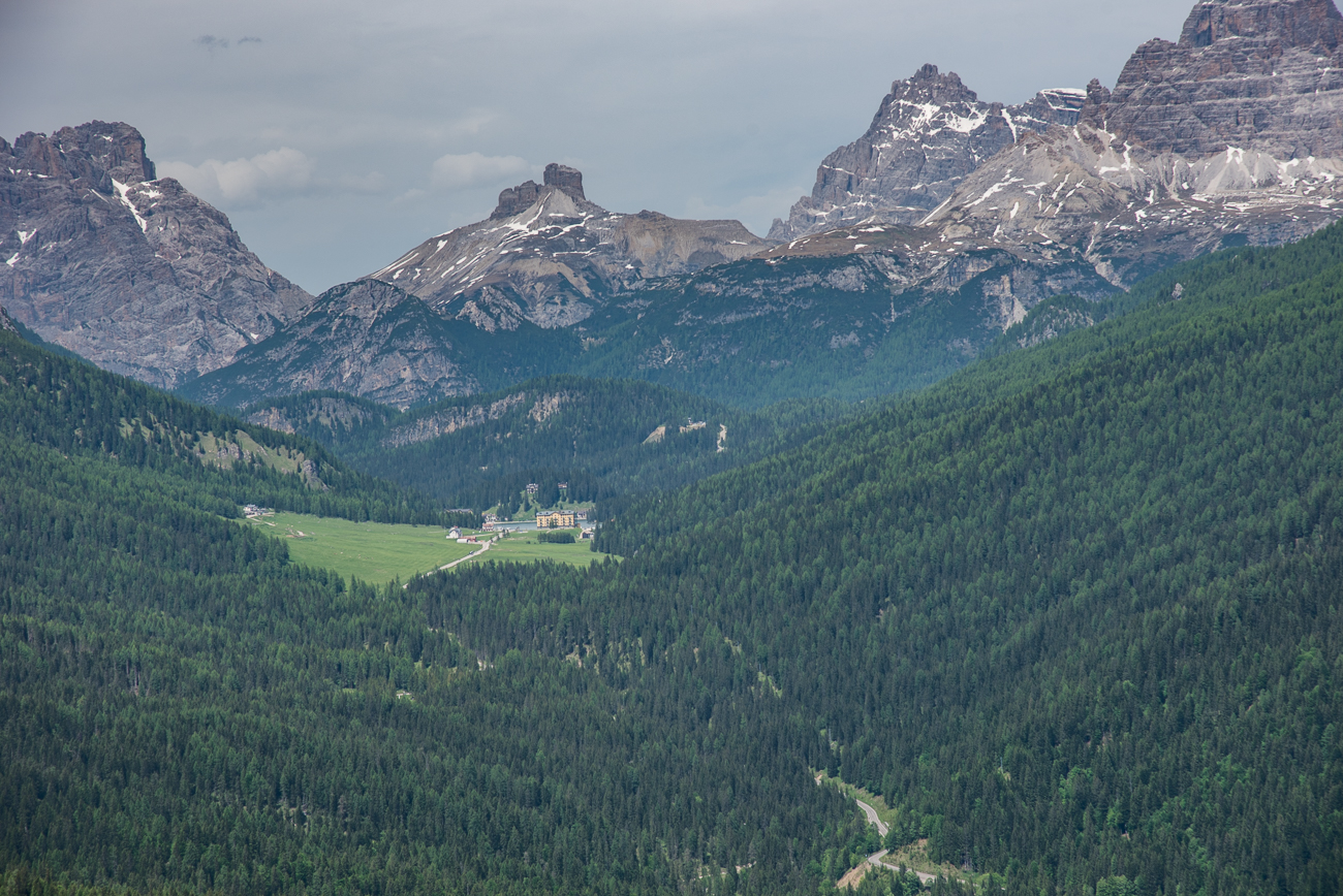In der Ferne liegt der Misurinasee
