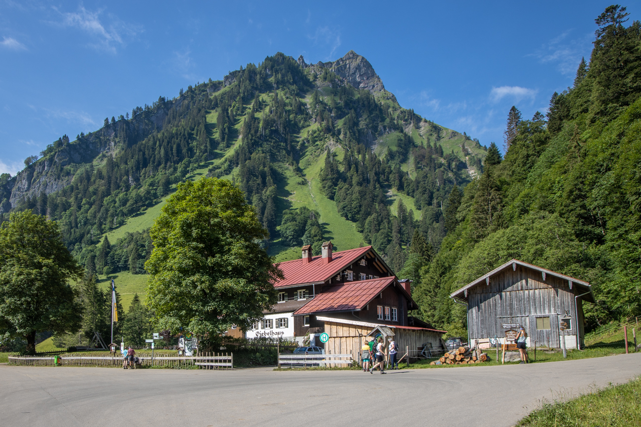 Start der Wanderung am Giebelhaus