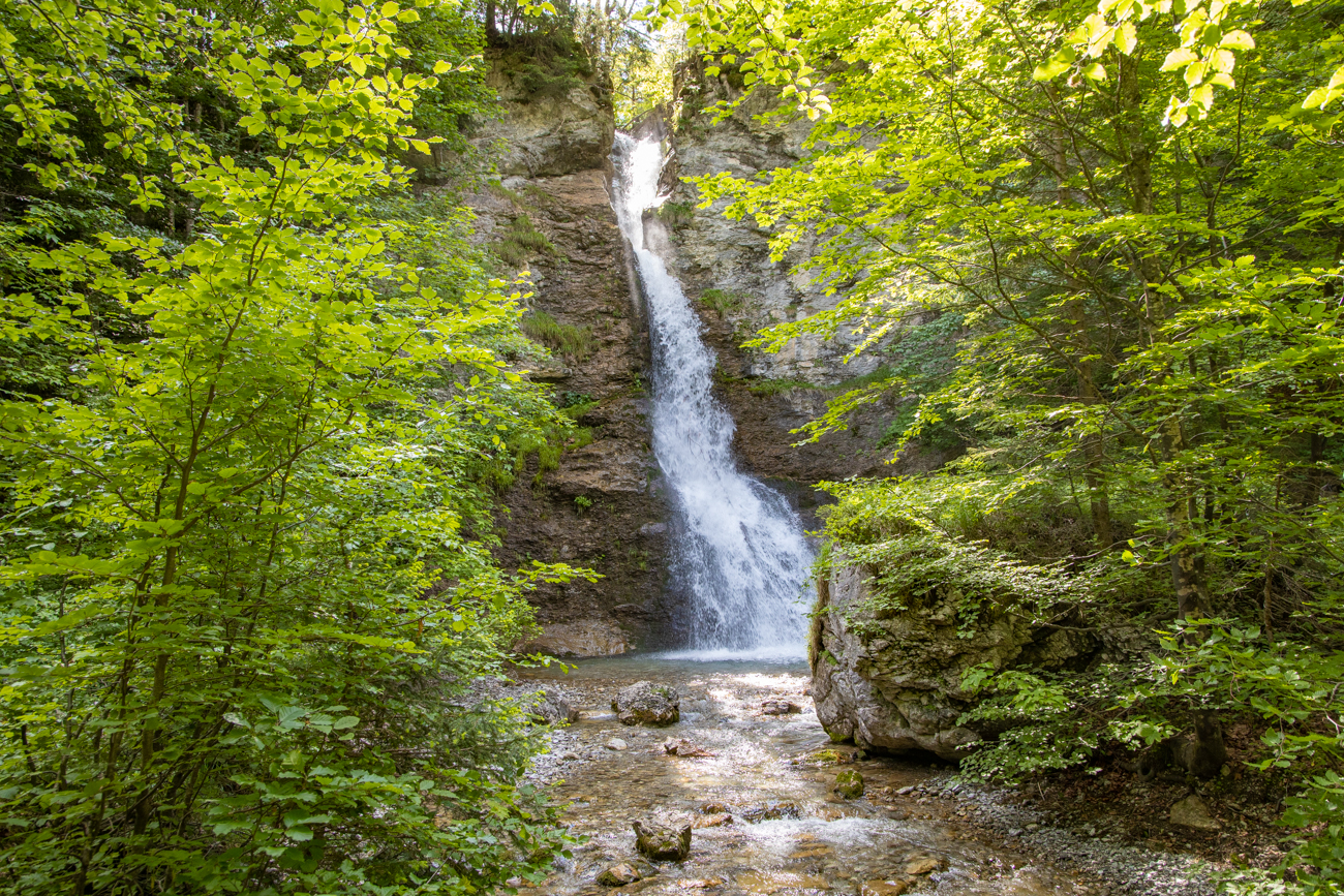 Einer von mehreren Wasserfällen im Wald