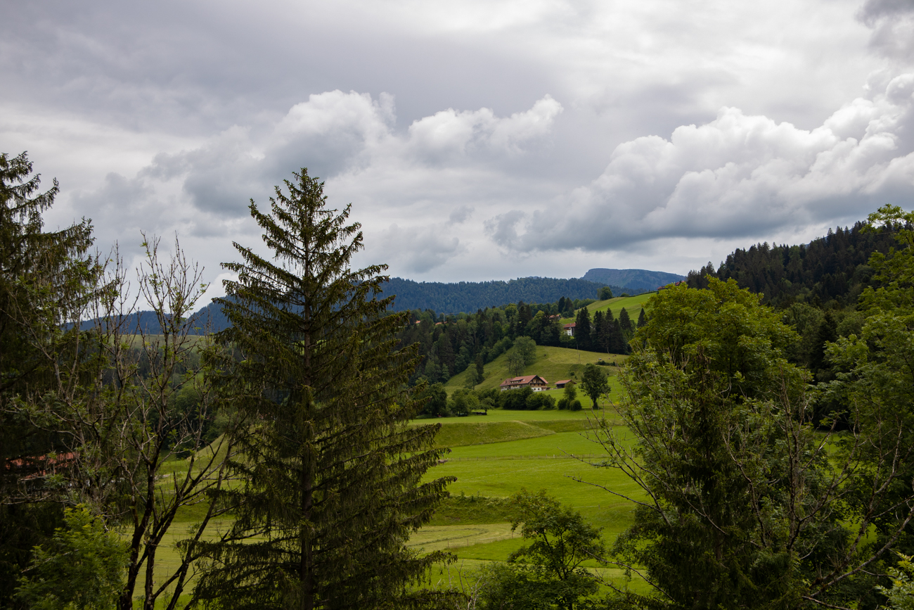 Hügel unter Wolkenhimmel