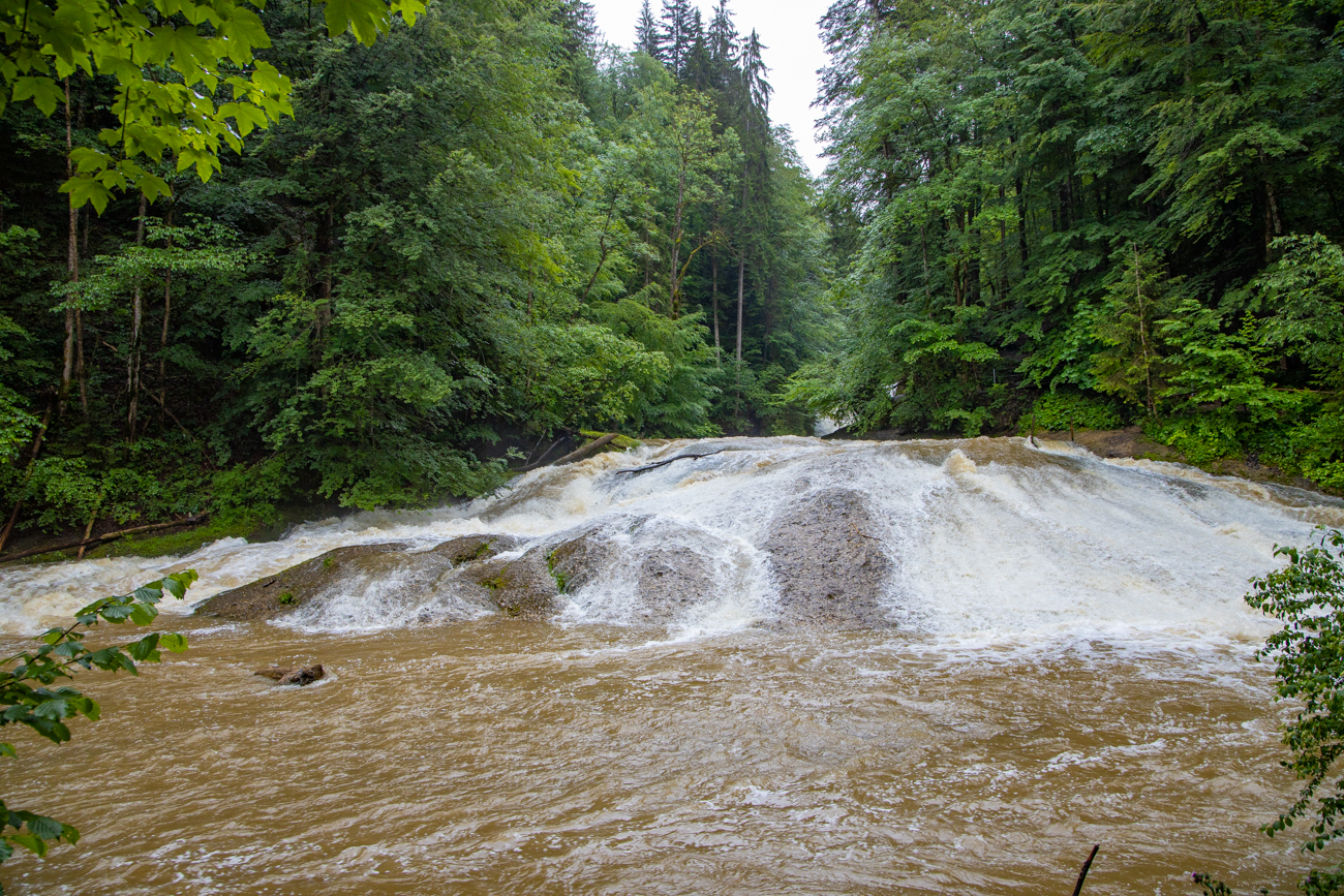 Bei den ersten Wasserfällen