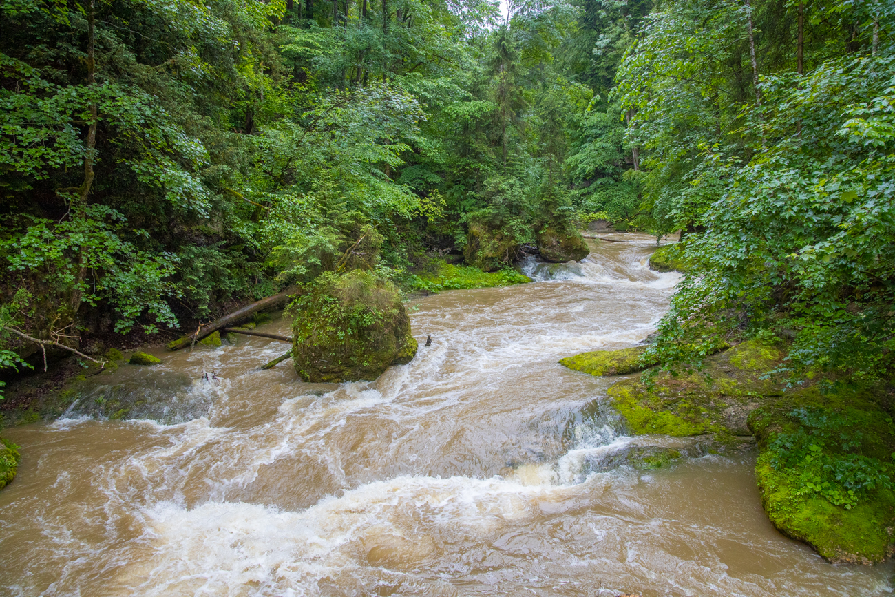 Hier wird der Fluss gezwängt, oberhalb der Brücke ...