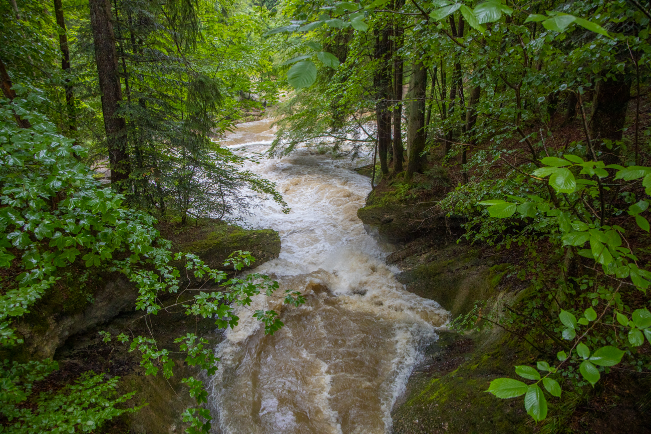 Blick von der Brücke in die Tiefe